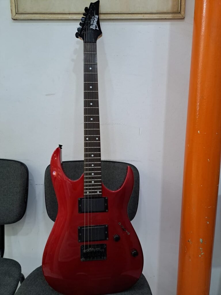 Guitarra ibanez gio. Pouco uso , com cabo p 10 e afinador de clip , cordas novas e regulada 1500 reais, desconto 10% a vista.