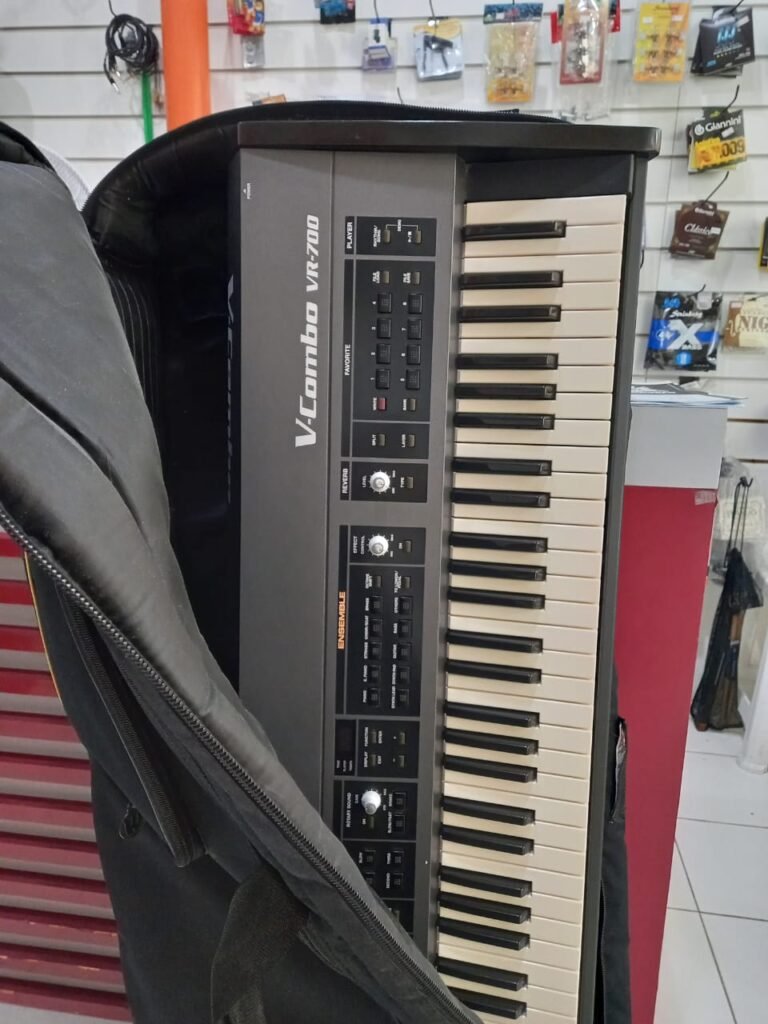 Teclado Roland v combo vr 700 novo com solo case 6.800 reais .10% a vista desconto, pix ,dinheiro ou cartao