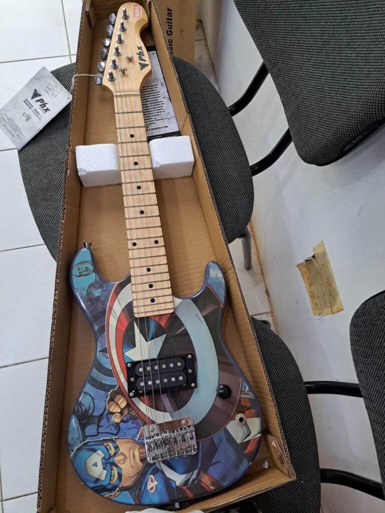 Guitarra infantil phx Marvel nova com cabo p 10 afinada e revisada. 698 reais