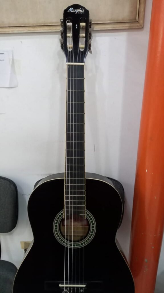 Violao usado nylon Memphis AC 39 , cordas novas e regulado, R$350 reais sem capa , R$400 reais com capa.