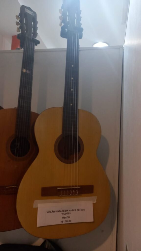 Violão vintage da marca Rei dos Violões usado – R$ 1.300,00