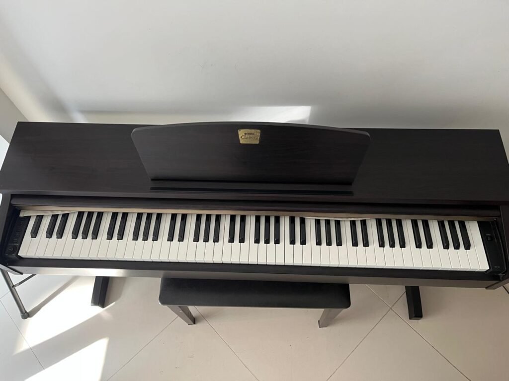 Piano Yamaha – Clave Nova com Banqueta