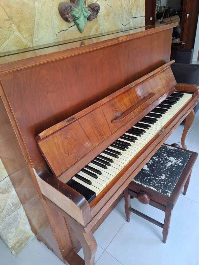 Piano Vertical Klangwert Antigo em Madeira com Banqueta