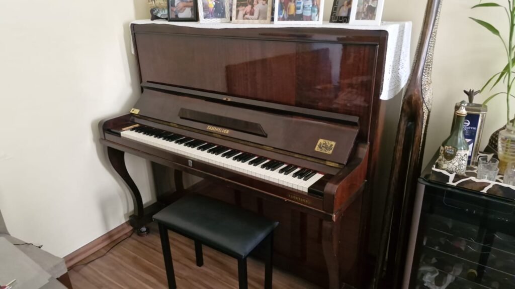 Piano Essenfelder de Armário com Banqueta e Afinado